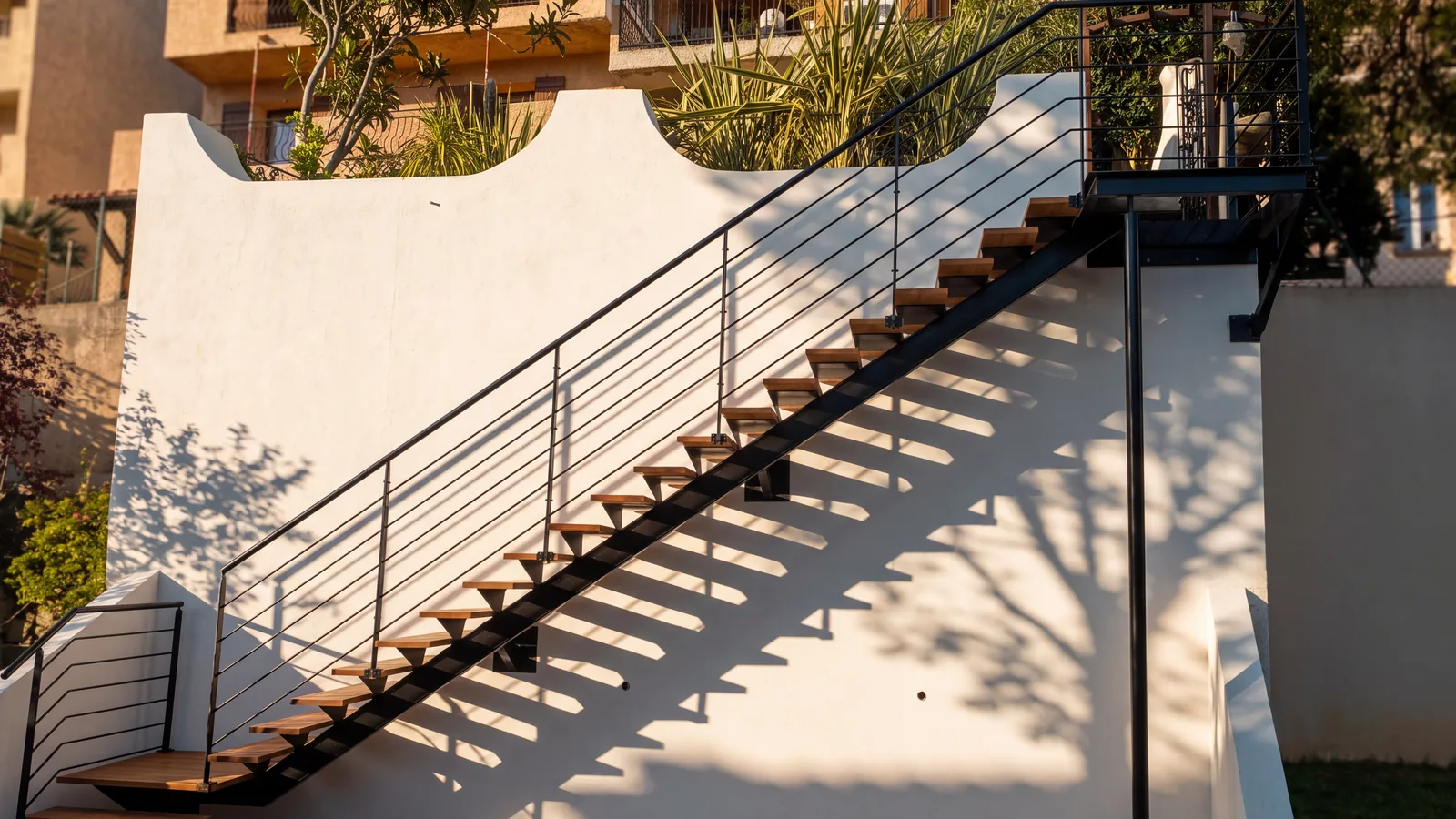 Escalier exterieur en metal et bois sur mesure realise par MS06 dans les Alpes-Maritimes