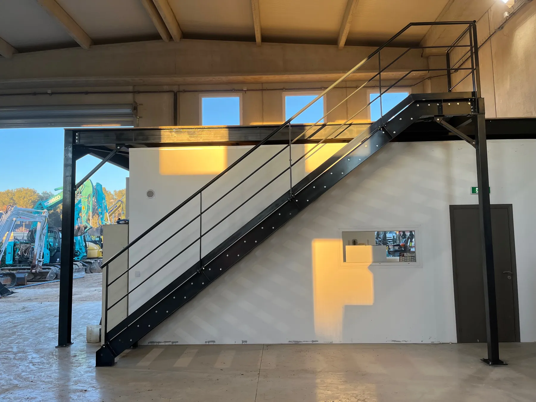 Escalier métallique sur mesure à limon central, marches bois, dans un intérieur des Alpes-Maritimes