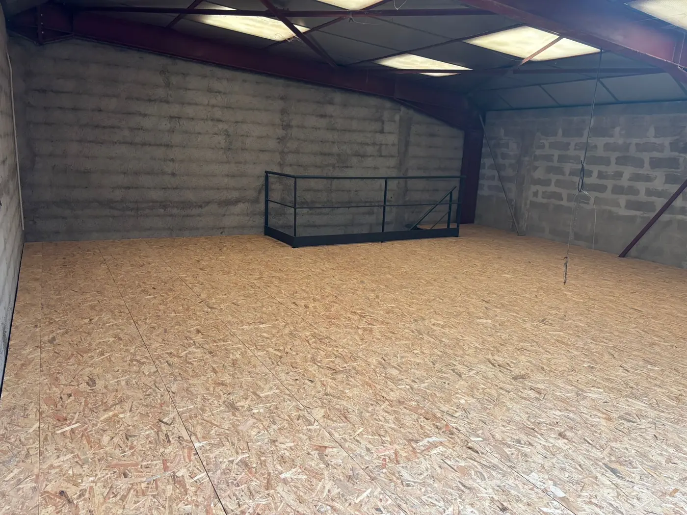 Mezzanine de stockage avec plancher dans un local professionnel