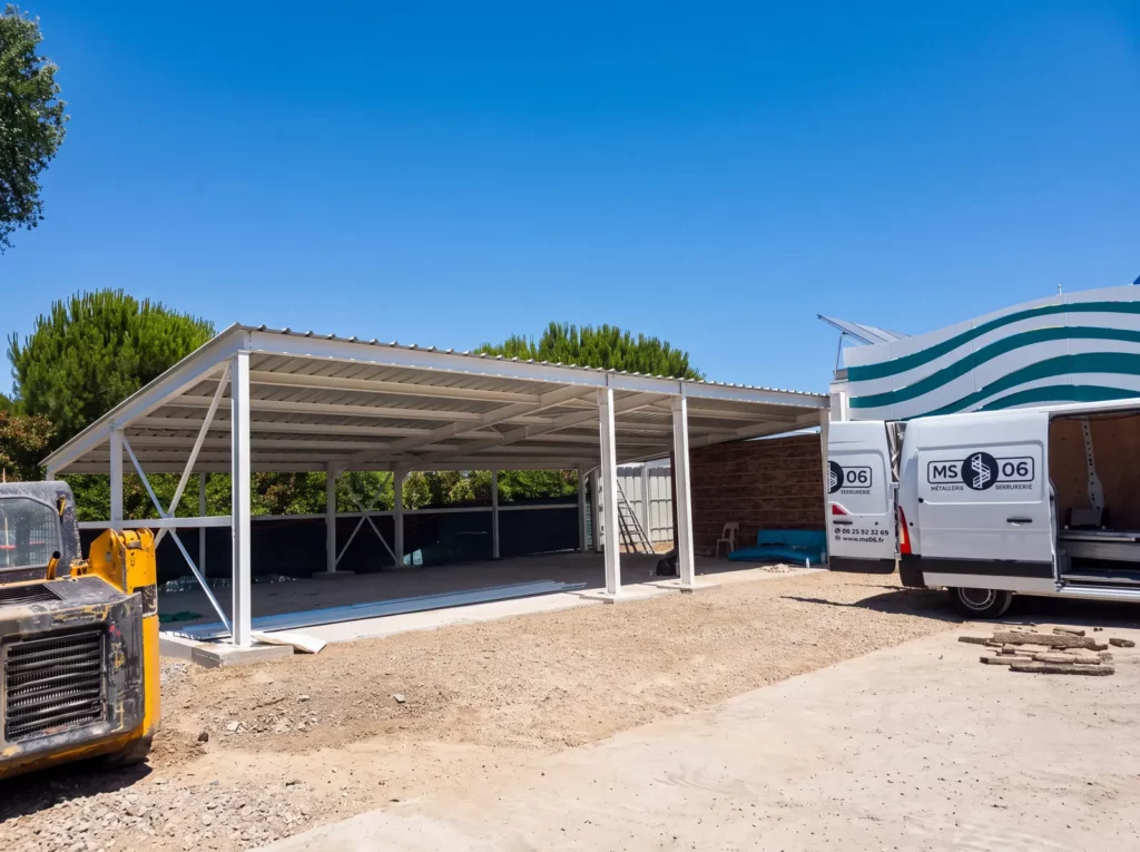 Montage d'une structure metallique par l'equipe MS06, camion de l'entreprise sur le chantier