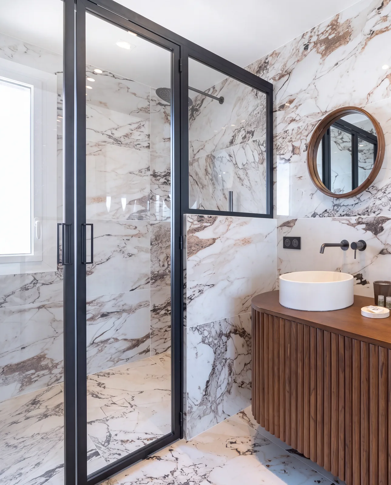Verriere de douche en acier noir dans une salle de bain en marbre